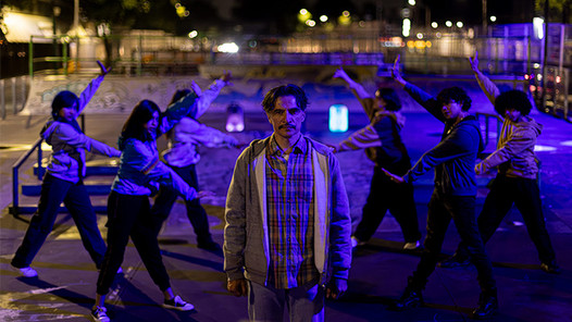 BAILES INVEROSÍMILES EN CAJEROS AUTOMÁTICOS NOCTURNOS / DANÇAS INVEROSSÍMEIS EM CAIXAS ELETRÔNICOS NOTURNOS